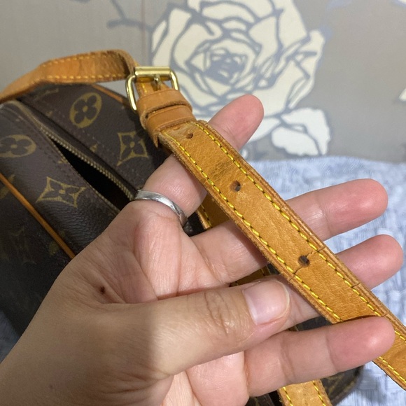 Authentic Louis Vuitton Blois,no peeling with cracking on vachetta strap only. - Picture 14 of 17